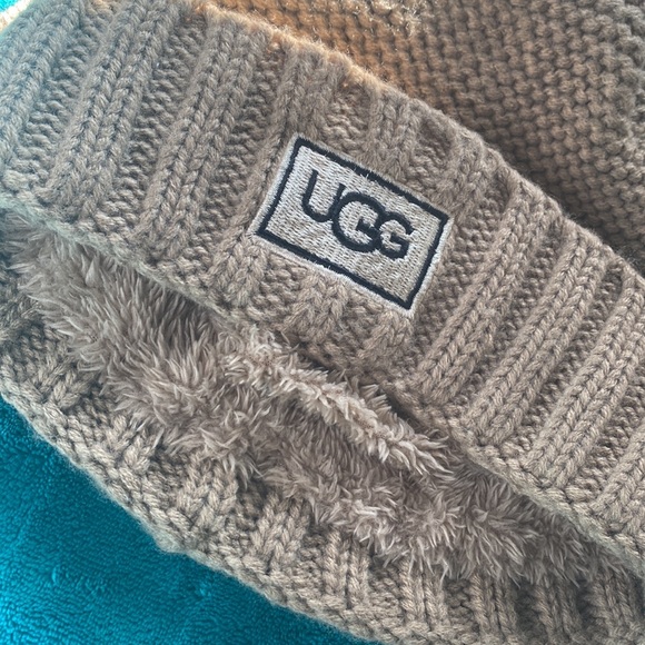 Never worn- UGG beanie - Picture 4 of 4
